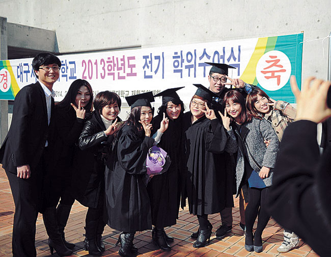 대구사이버대학교 졸업식에서 기념촬영을 하고 있는 학생들 모습