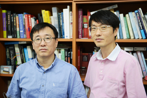 한국연구재단 2014 신진연구자지원사업에 선정된 대구사이버대 윤효운 교수(왼쪽)와 이창희 교수