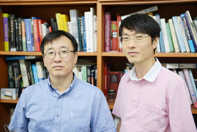 2014 한국연구재단 신진연구 지원사업 대상자에 선정된 대구사이버대학 윤효운 교수(왼쪽)와 이창희 교수