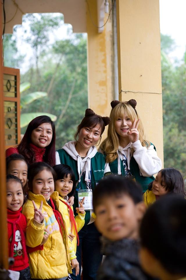 찌엔탕 초등학생들에게 둘러쌓인 자원봉사단 사진