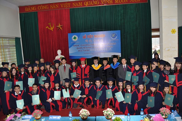 베트남 타이응누옌대학에서 진행된 '공동운영 교육과정 1기 졸업식 장면