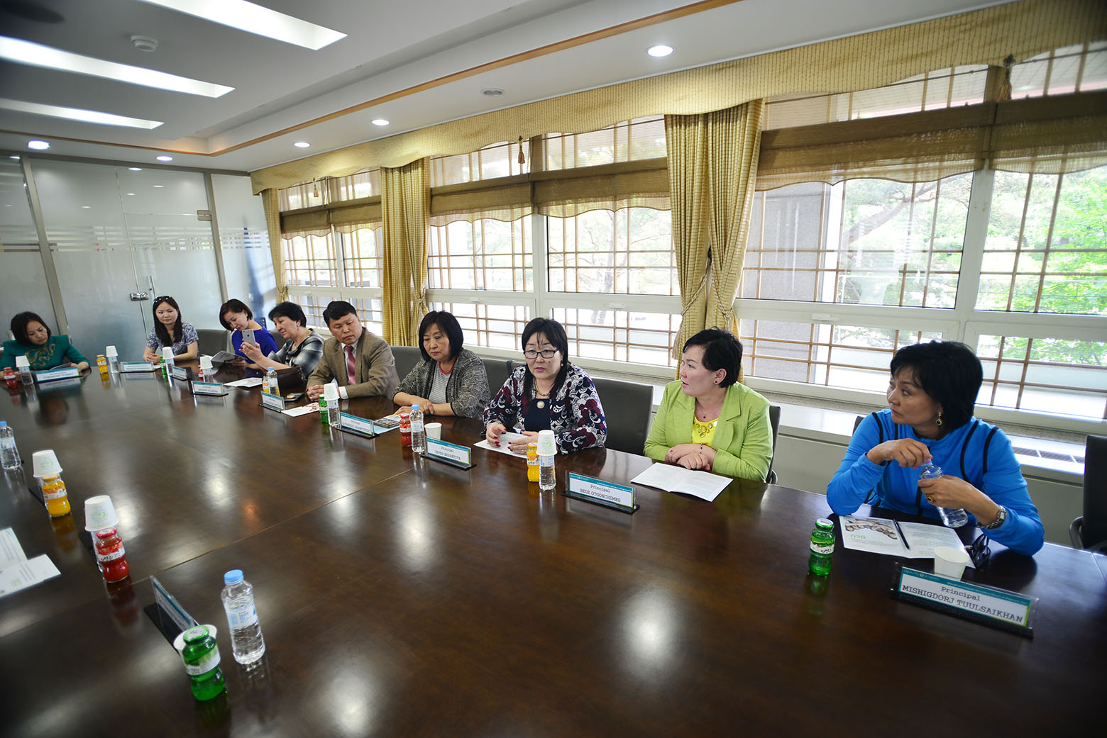 1. 대구사이버대학교 현황을 듣고 있는 몽골 고등학교 대표단