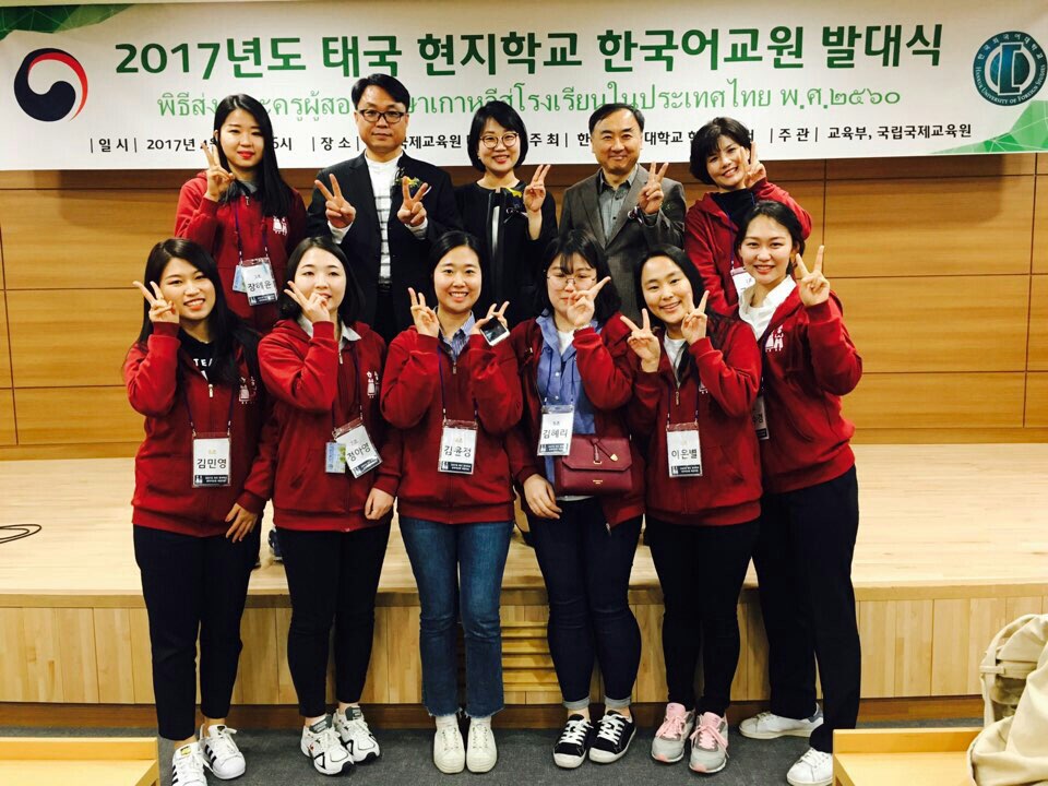 4. 대구사이버대학교 최초로 대국 현지 중등학교 한국어교원으로 선발된  구은영 씨(윗열 맨 우측)