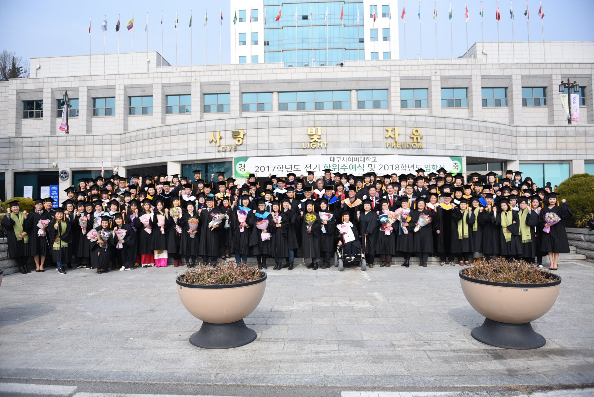 10.졸업식 단체 사진 장면